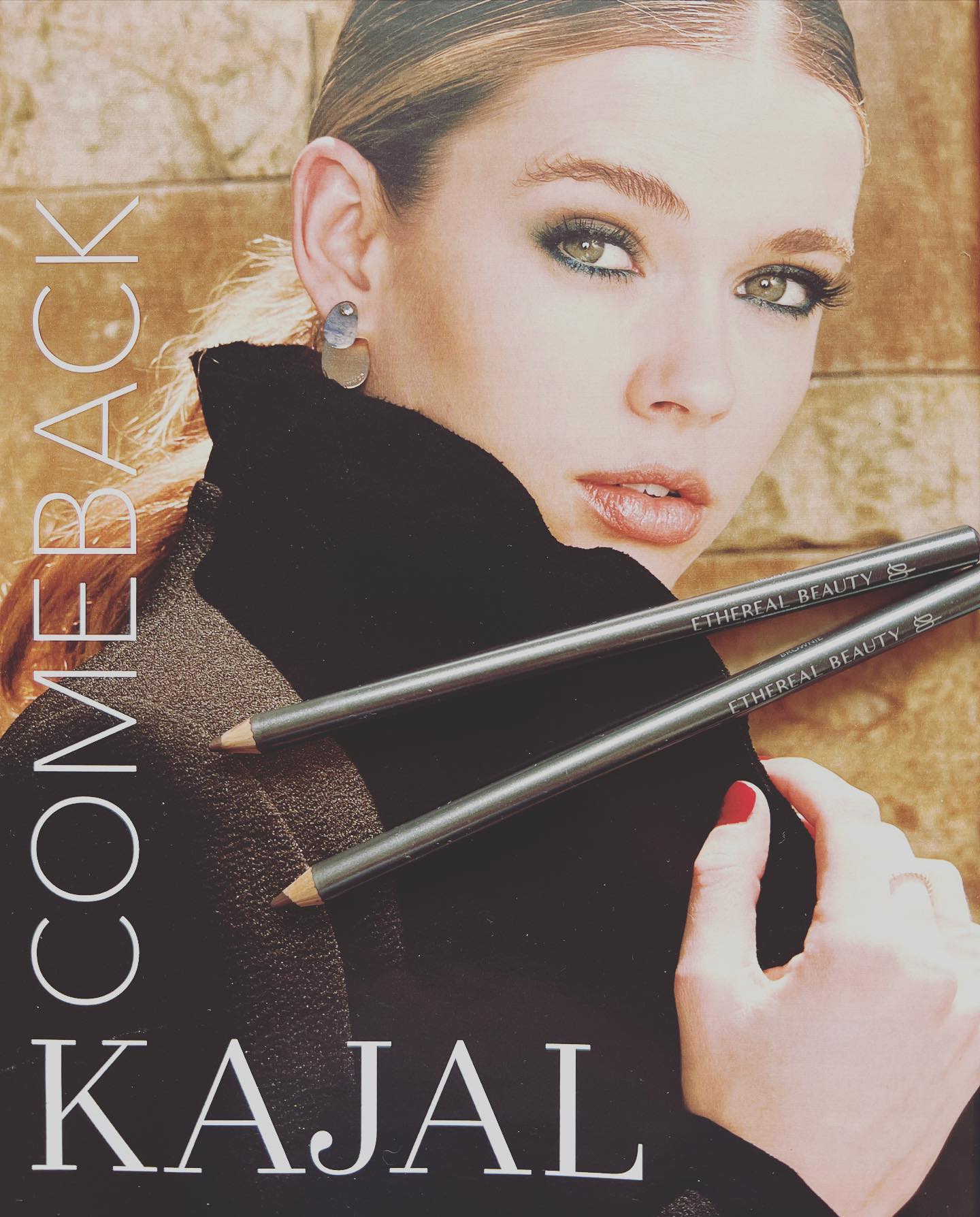 Ein Klassiker kehrt zurück: der Kajal zieht wieder in unsere Make-up Taschen ein!
Was in den 90er super angesagt war, feiert jetzt sein Comeback - der Kajal.
Inspiration für gelungene Looks mit schwarz umrandeten Augen geben vor allem die Supermodels von damals. Heute kreieren wir neben Retro-Looks aber auch ganz neue Kajal-Techniken. Softe Cat Eyes zum Beispiel, die auch für Anfänger easy zu schminken sind. Betonte Wasserlinien und softe Smokey Eyes setzen jede Augenform in Szene und sind übrigens nicht nur in Schwarz erlaubt, sondern wirken auch in Blau, Lila oder Braun toll.
🛒 etherealbeauty.com
#kajal #kajalsexy #kajalhot #kajallove #kajalfans #eyepencil #eyepencils #softeyeliner #softeyemakeup #schminke #dekorativekosmetik #beethereal #etherealbeauty #etherealbeauty_com #augenmakeup #eyesmakeup Ein Klassiker kehrt zurück: der Kajal zieht wieder in unsere Make-up Taschen ein!
Was in den 90er super angesagt war, feiert jetzt sein Comeback - der Kajal.
Inspiration für gelungene Looks mit schwarz umrandeten Augen geben vor allem die Supermodels von damals. Heute kreieren wir neben Retro-Looks aber auch ganz neue Kajal-Techniken. Softe Cat Eyes zum Beispiel, die auch für Anfänger easy zu schminken sind. Betonte Wasserlinien und softe Smokey Eyes setzen jede Augenform in Szene und sind übrigens nicht nur in Schwarz erlaubt, sondern wirken auch in Blau, Lila oder Braun toll.
🛒 etherealbeauty.com
#kajal #kajalsexy #kajalhot #kajallove #kajalfans #eyepencil #eyepencils #softeyeliner #softeyemakeup #schminke #dekorativekosmetik #beethereal #etherealbeauty #etherealbeauty_com #augenmakeup #eyesmakeup